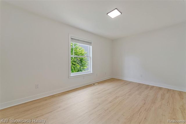 4392 Cass Elizabeth Road, Waterford, MI 48328