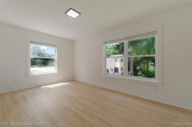 4392 Cass Elizabeth Road, Waterford, MI 48328