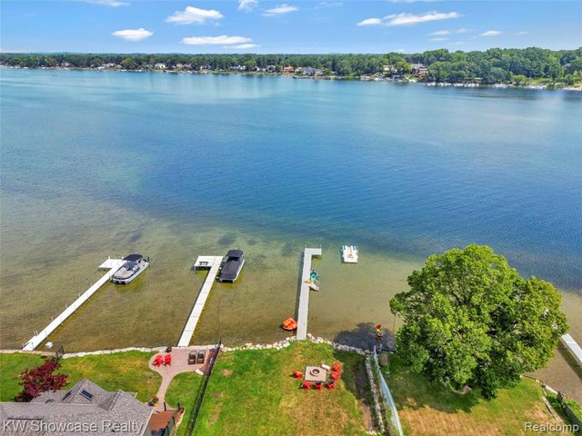 4392 Cass Elizabeth Road, Waterford, MI 48328