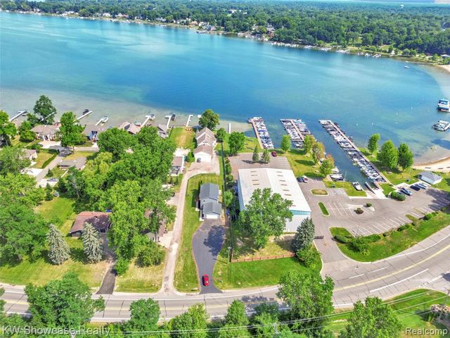 4392 Cass Elizabeth Road, Waterford, MI 48328