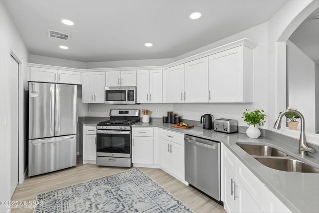 784 S Painted River Way, Vail, AZ 85641