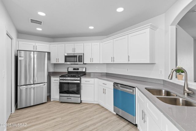 784 S Painted River Way, Vail, AZ 85641