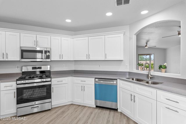 784 S Painted River Way, Vail, AZ 85641