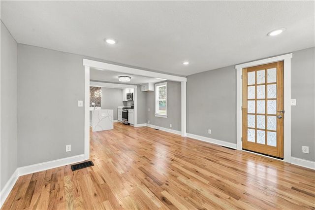 1129 S Dodgion Avenue, Independence, MO 64050