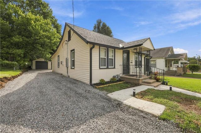 1129 S Dodgion Avenue, Independence, MO 64050