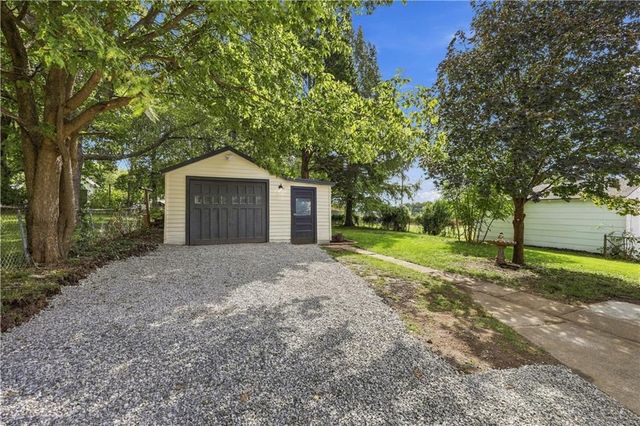 1129 S Dodgion Avenue, Independence, MO 64050