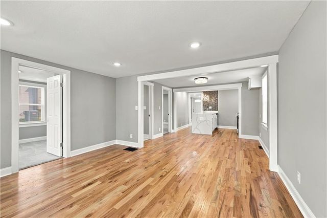1129 S Dodgion Avenue, Independence, MO 64050