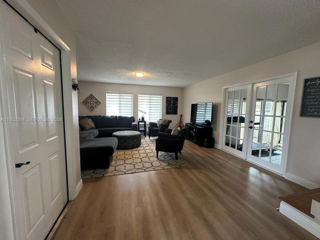 8320 SW 39th Ct, Davie, FL 33328