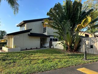 8320 SW 39th Ct, Davie, FL 33328