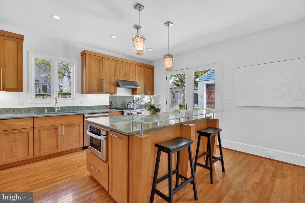 Image 10 of property listing at 2617 N NOTTINGHAM ST, Arlington, VA 22207