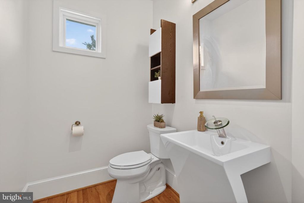 Image 19 of property listing at 2617 N NOTTINGHAM ST, Arlington, VA 22207