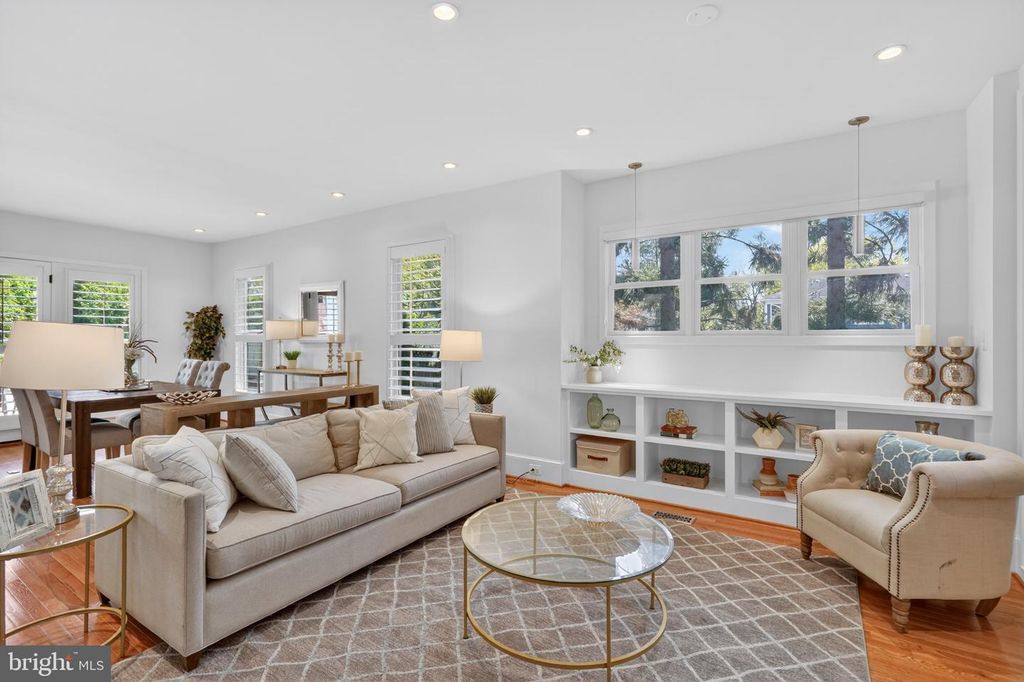 Image 3 of property listing at 2617 N NOTTINGHAM ST, Arlington, VA 22207