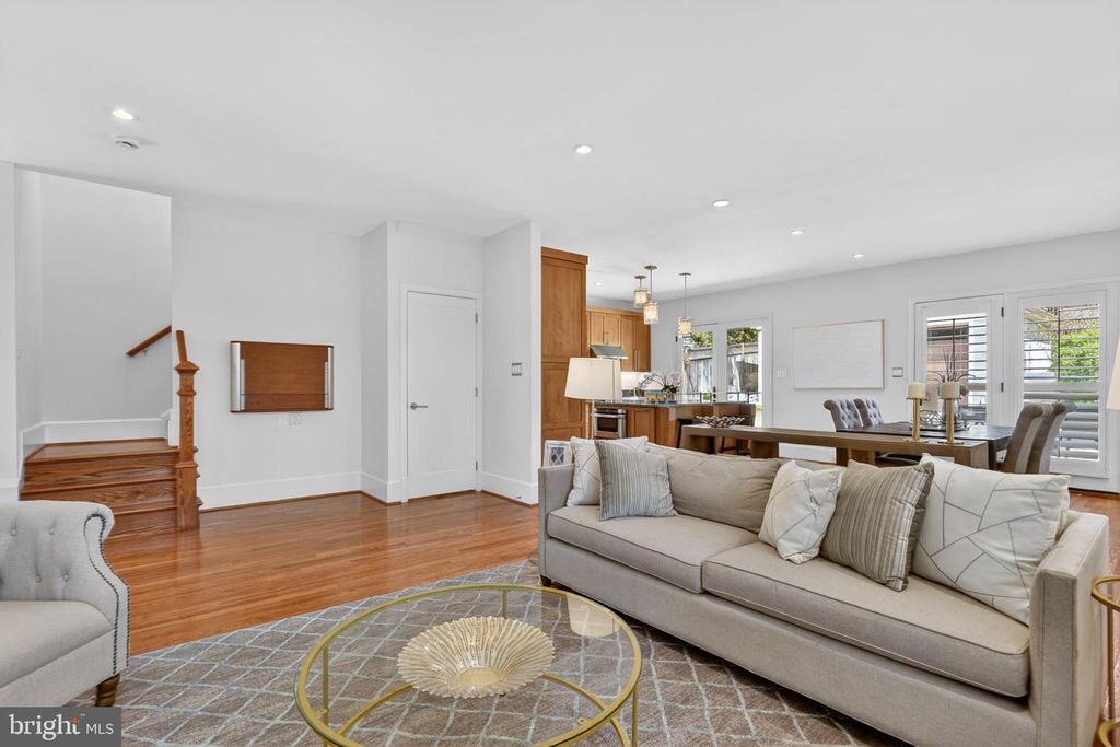 Image 5 of property listing at 2617 N NOTTINGHAM ST, Arlington, VA 22207