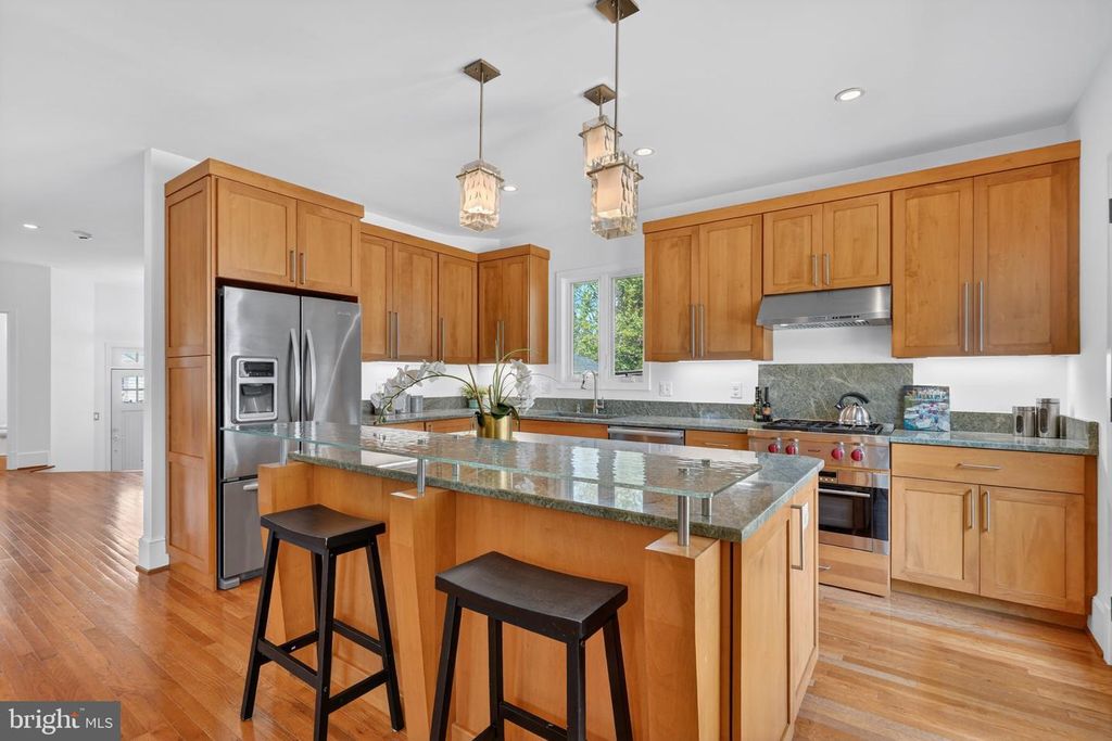 Image 7 of property listing at 2617 N NOTTINGHAM ST, Arlington, VA 22207