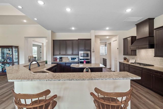 305 Champions Court, El Campo, TX 77437