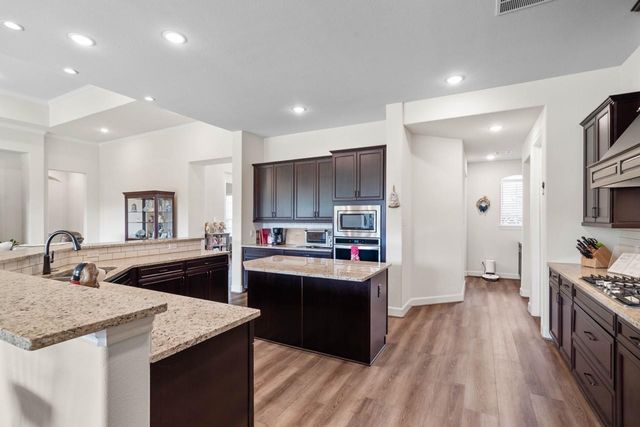 305 Champions Court, El Campo, TX 77437