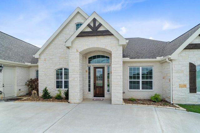 305 Champions Court, El Campo, TX 77437