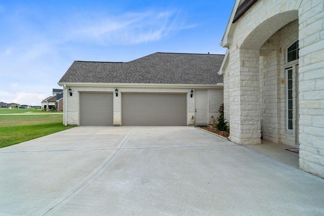 305 Champions Court, El Campo, TX 77437