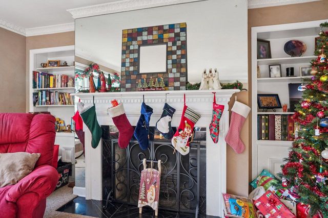 8216 W North AVENUE, Wauwatosa, WI 53213