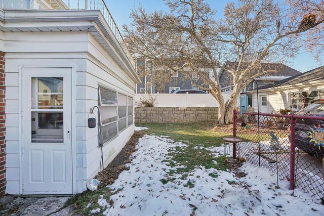 8216 W North AVENUE, Wauwatosa, WI 53213