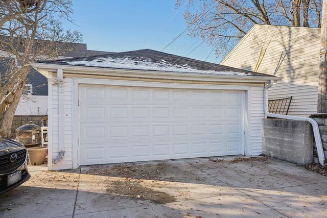 8216 W North AVENUE, Wauwatosa, WI 53213