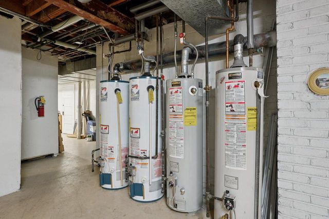 8216 W North AVENUE, Wauwatosa, WI 53213