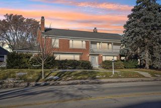 8216 W North AVENUE, Wauwatosa, WI 53213