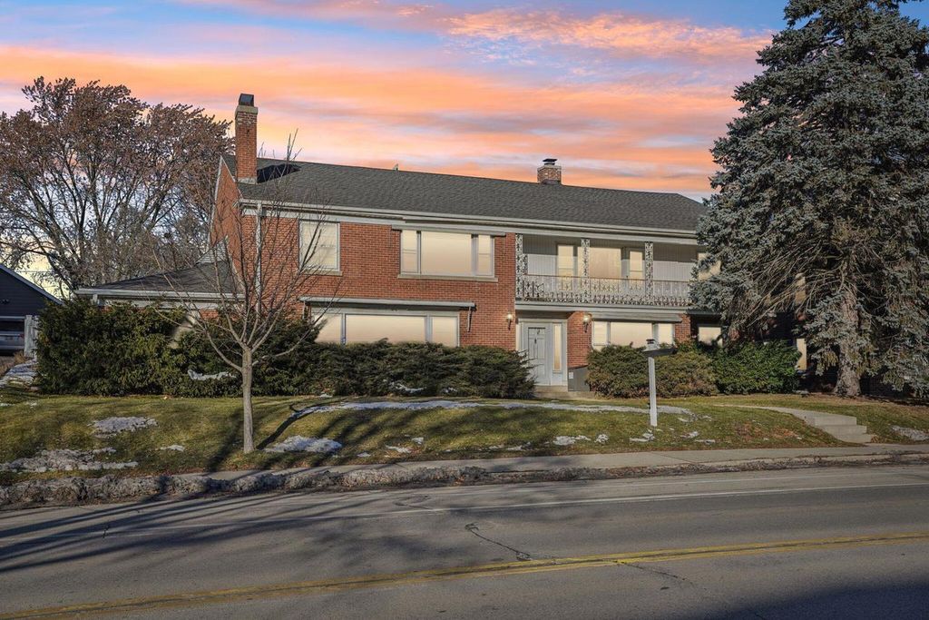 8216 W North AVENUE, Wauwatosa, WI 53213