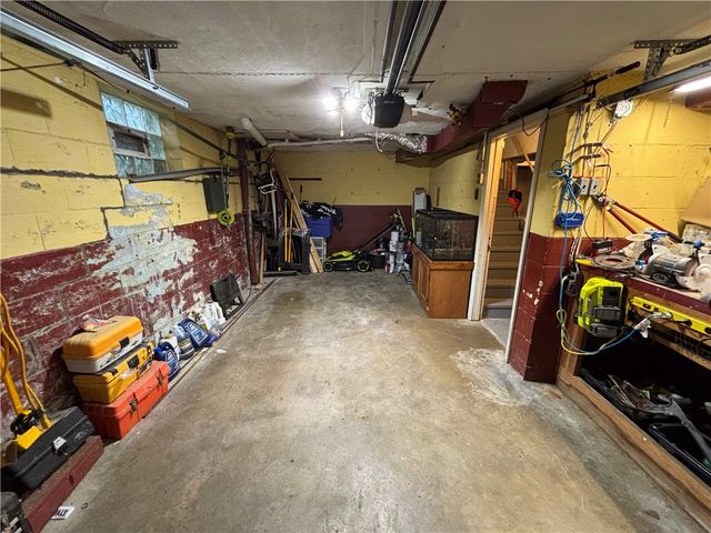 6806 Vara Dr, South Park, PA 15236