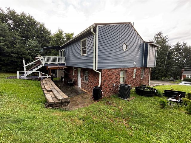 6806 Vara Dr, South Park, PA 15236