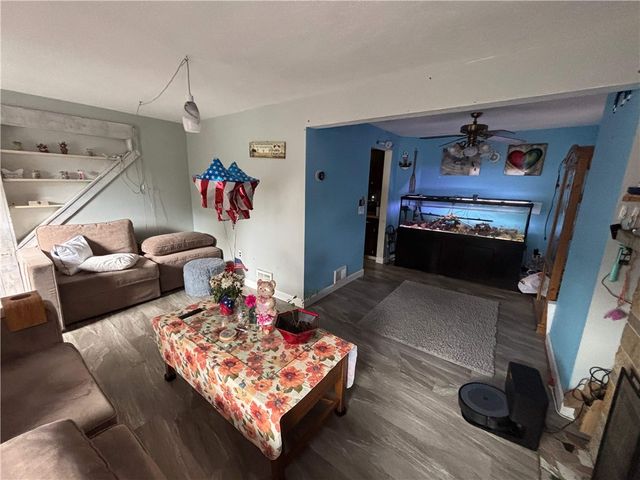 6806 Vara Dr, South Park, PA 15236