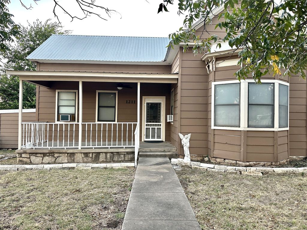 1211 Hutchings Street, Goldthwaite, TX 76844