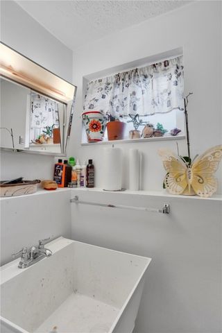 201 Manor View Dr, Manor, PA 15665