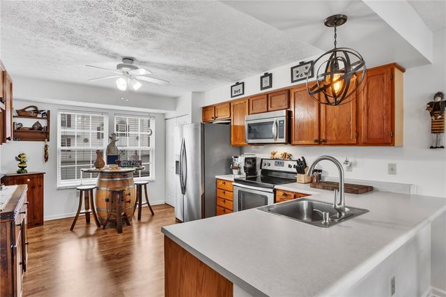 201 Manor View Dr, Manor, PA 15665