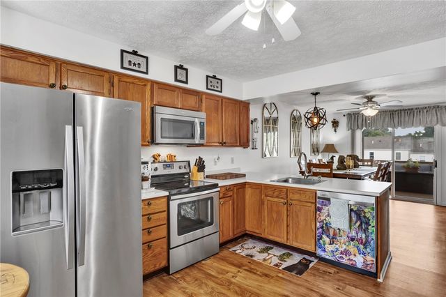 201 Manor View Dr, Manor, PA 15665