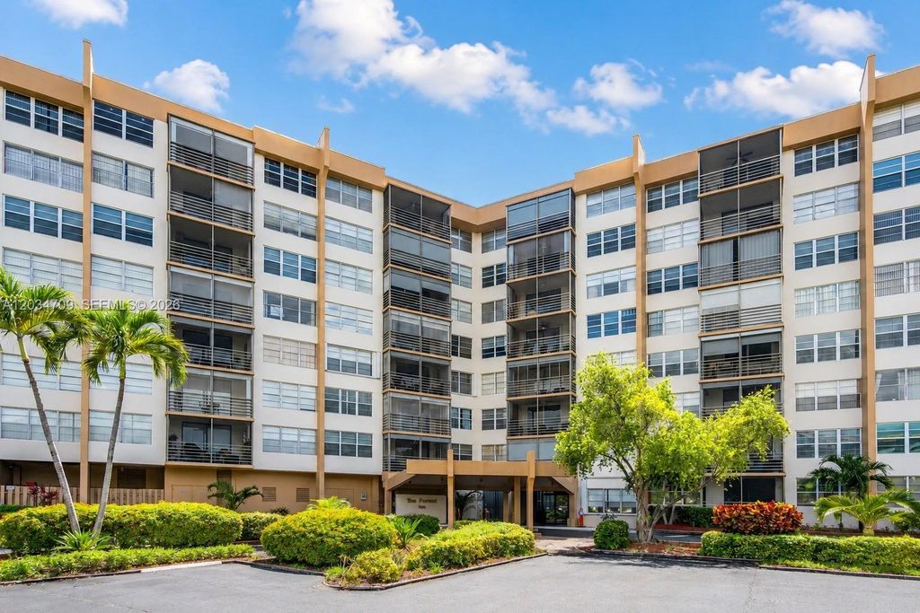 900 Saint Charles Place L6, Pembroke Pines, FL 33026