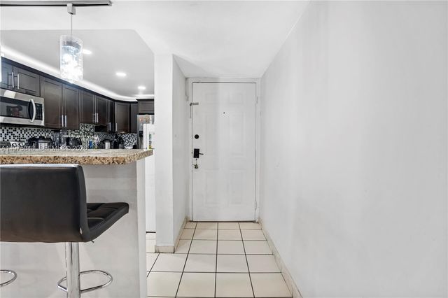 9403 SW 76th St Y17, Miami, FL 33173