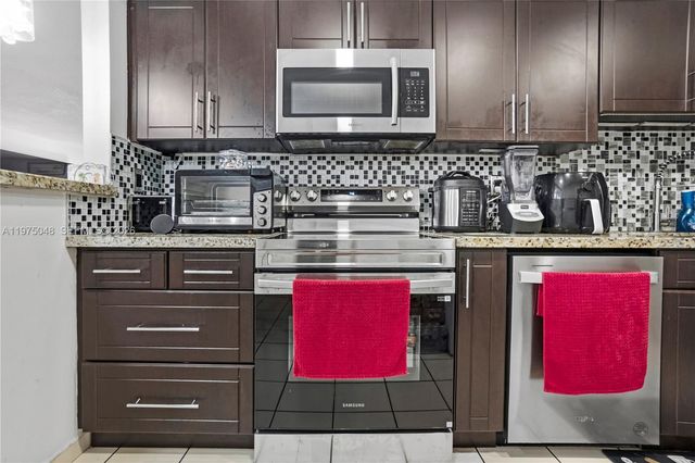 9403 SW 76th St Y17, Miami, FL 33173