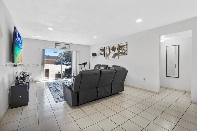 9403 SW 76th St Y17, Miami, FL 33173