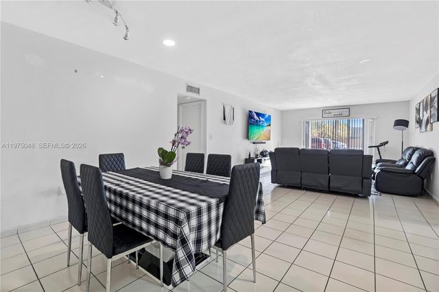 9403 SW 76th St Y17, Miami, FL 33173