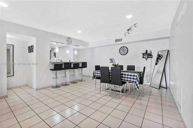 9403 SW 76th St Y17, Miami, FL 33173