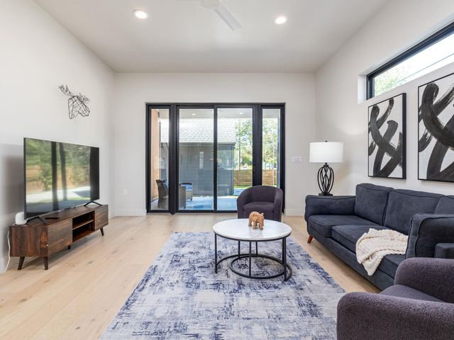 6620 Isabelle DR B, Austin, TX 78752