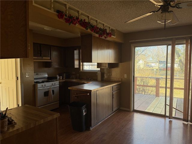 1155 S Dogwood Street, Siloam Springs, AR 72761