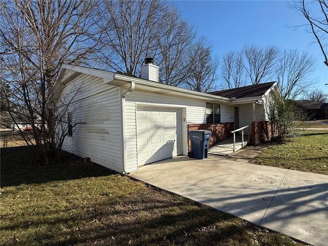 1155 S Dogwood Street, Siloam Springs, AR 72761