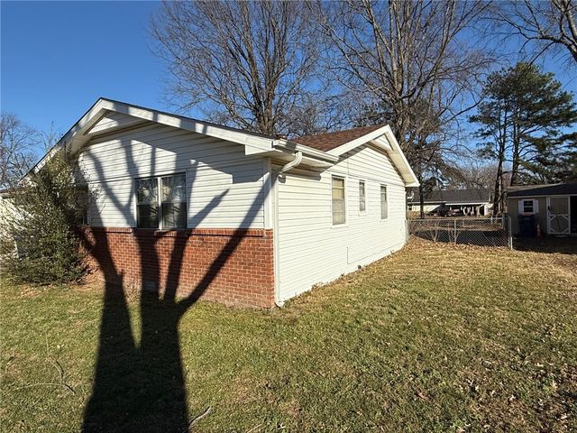 1155 S Dogwood Street, Siloam Springs, AR 72761