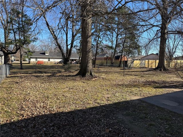 1155 S Dogwood Street, Siloam Springs, AR 72761