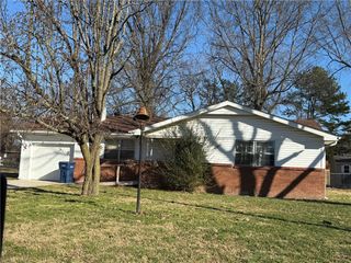 1155 S Dogwood Street, Siloam Springs, AR 72761