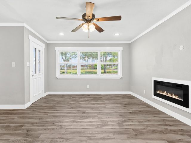 4513 Donnelly Avenue, Fort Worth, TX 76107