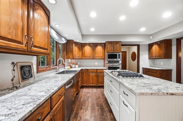 7231 Whispering Oak Drive, Sylvania, OH 43560