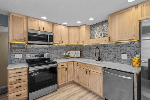 21 N 36TH Street, Council Bluffs, IA 51501